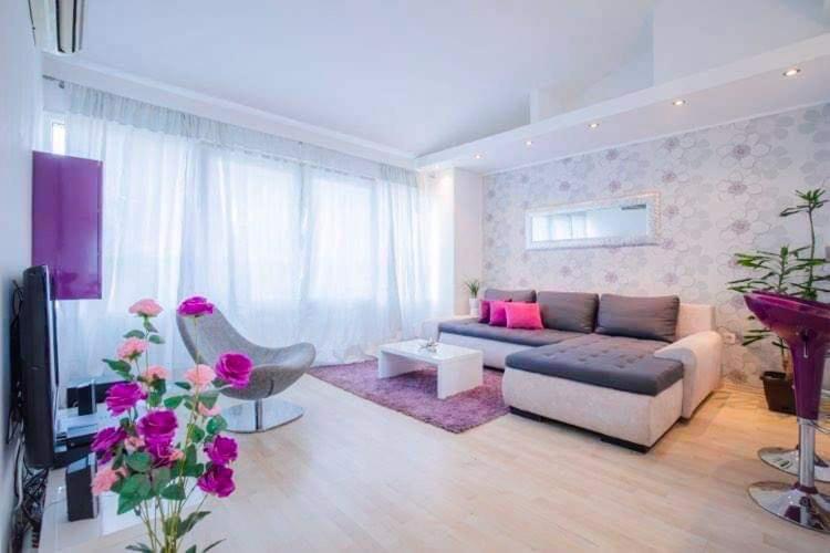 Stylish Suburb With Private Parking And Wi-fi In Residential Area Between City Centre And Hidrobaza Beach