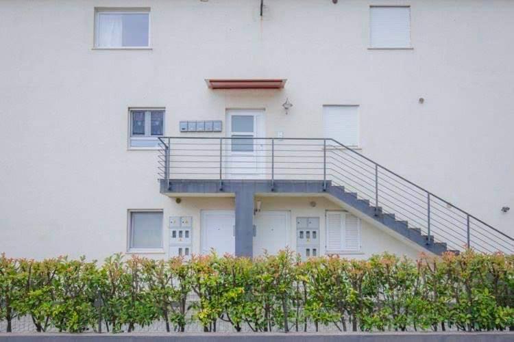 Apartment Stylish Suburb With Private Parking And Wi-fi In Residential Area Between City Centre And Hidrobaza Beach *